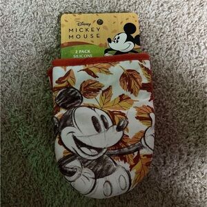 NWT Disney Mickey Mouse Silicone Oven Mitts Fall themed